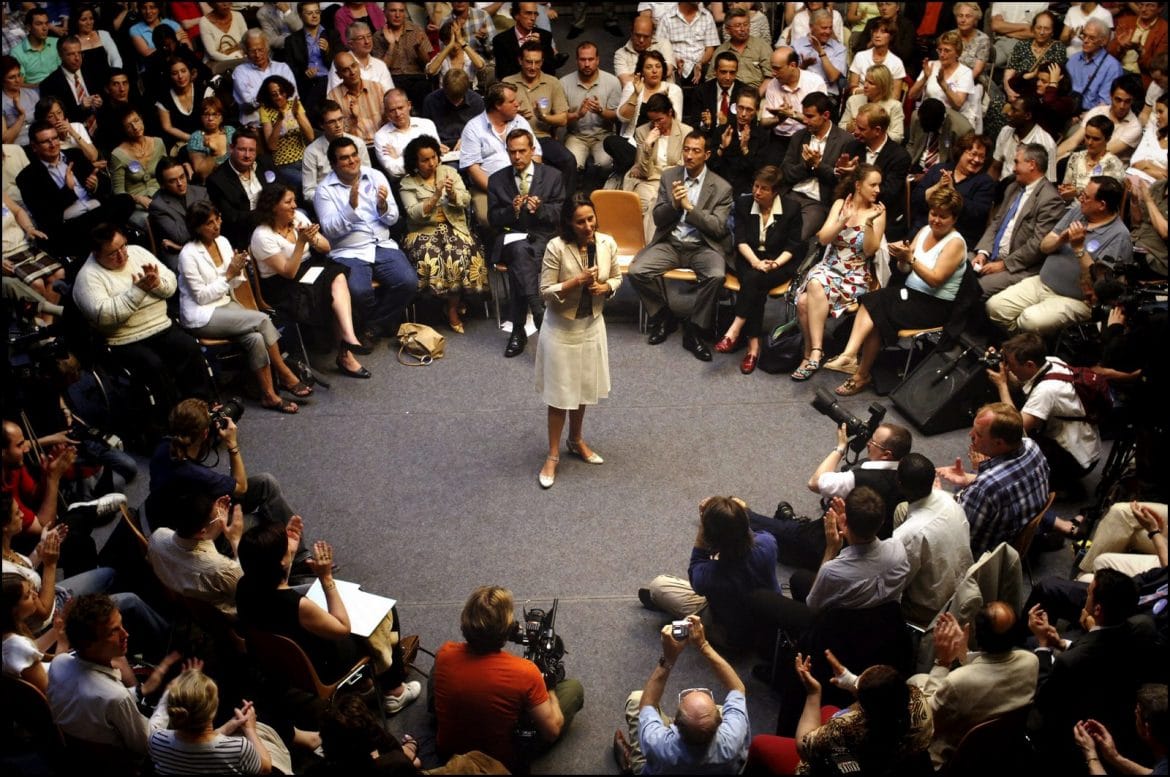 Qu&rsquo;est-ce que la d&eacute;mocratie d&rsquo;opinion? D&eacute;finition et&nbsp;critiques